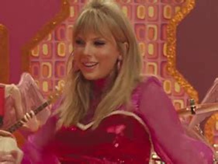 Taylor Swift revela palco de turnê em 360º e formato de coração dica