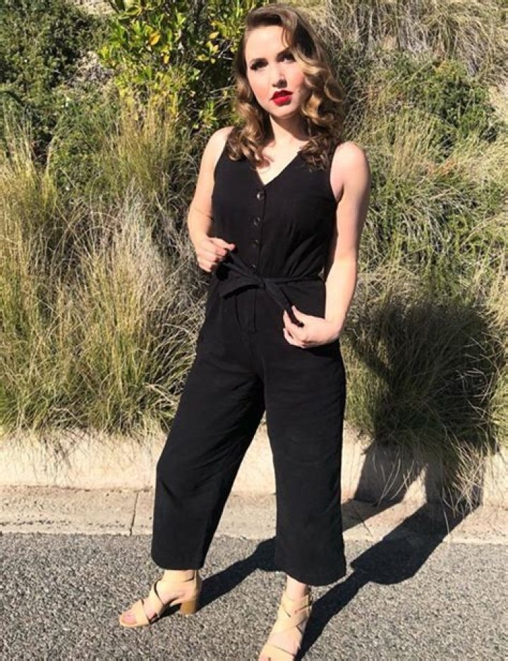Taylor Tomlinson Height, Weight, Measurements, Bra Size, Shoe Size