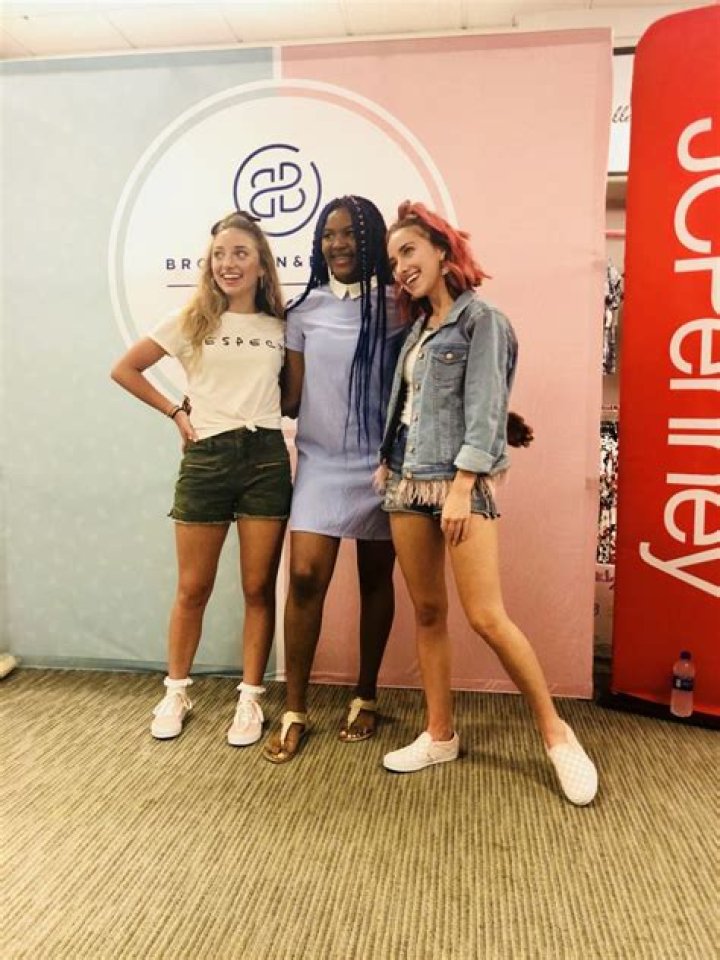 Teen entrepreneurs and YouTube stars Brooklyn & Bailey host meet ups
