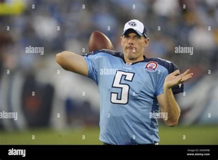 Tennessee Titans quarterback Kerry Collins (L) and wife Brooke Isenhour