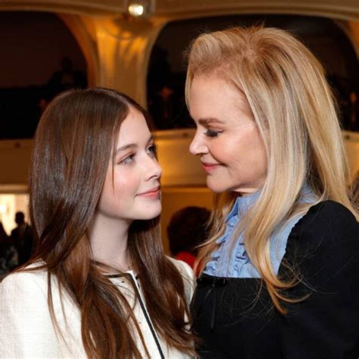 The daring youngest daughter of Eugenio Derbez surprises on a