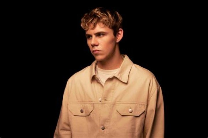 The Kid Laroi's net worth, age, girlfriend, full name, songs, height