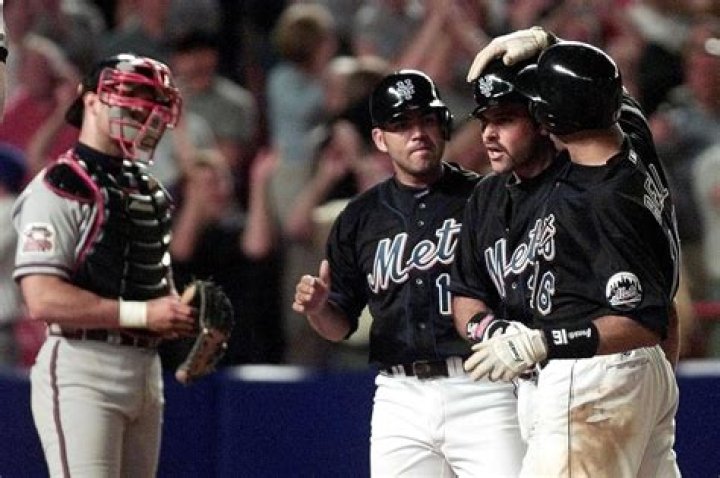 The night Mike Piazza capped off an unbelievable Mets comeback