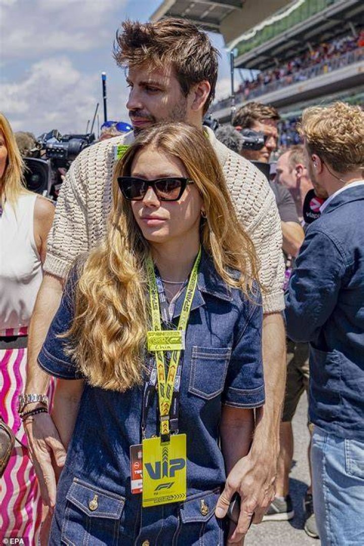 They report that Clara Chia Mart&iacute; and Gerard Piqu&eacute; have a polyamorous