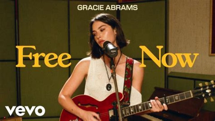 This is Gracie Abrams she's a showstopper! Photo Sequence, Gap Teeth