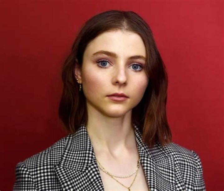 Thomasin McKenzie 2023 dating, net worth, tattoos, smoking & body