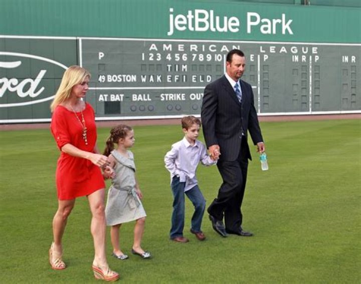 Tim Wakefield, wife, both battling cancer after Curt Schilling leaks