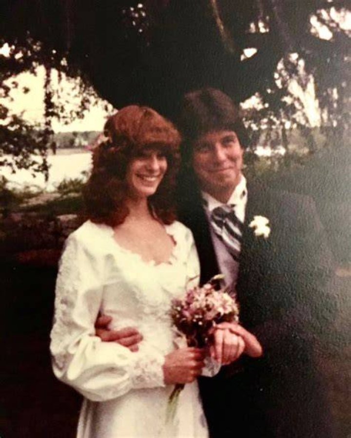 Tom Bergeron And Wife Lois Marked 40th Annivesary In 2022