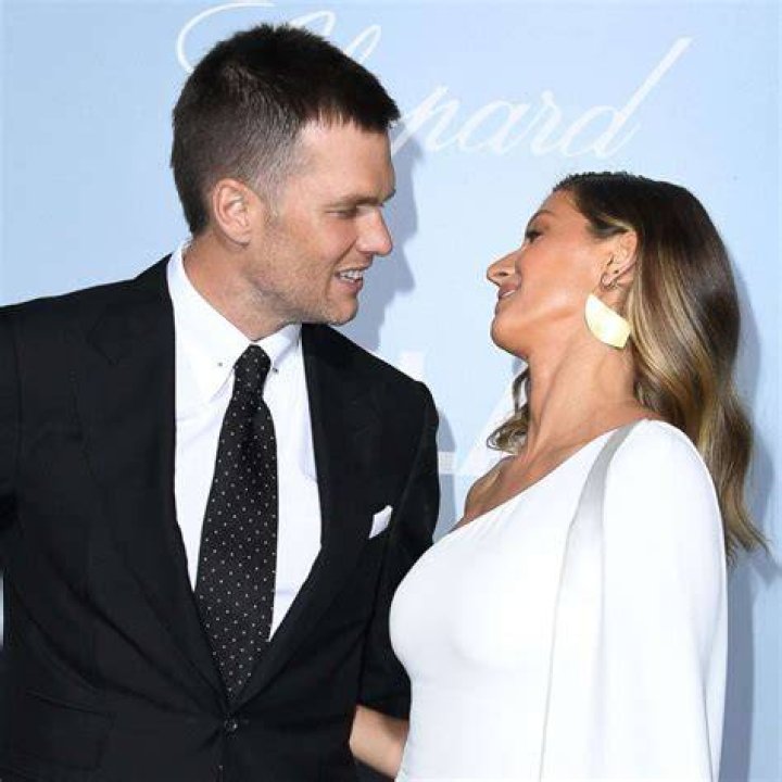 Tom Brady, Gisele Bundchen share intimate wedding pics on anniversary