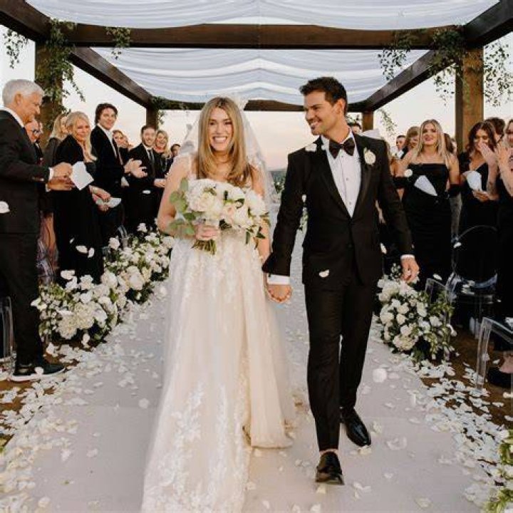 Twilight Star Taylor Lautner Married Taylor Dome On A Vineyard At