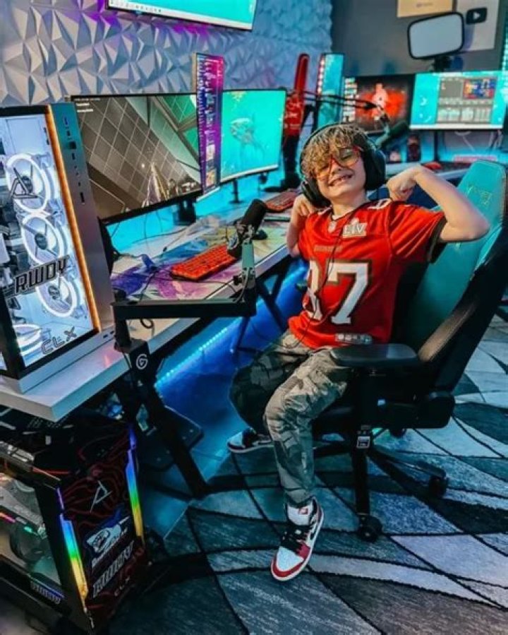 Twitch Streamer Rowdy Rogan Net Worth, Age, Dad, Reddit, Banned