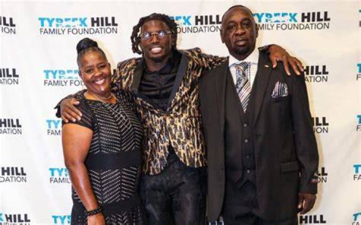 Tyreek Hill announces his father has passed away Fanbuzz