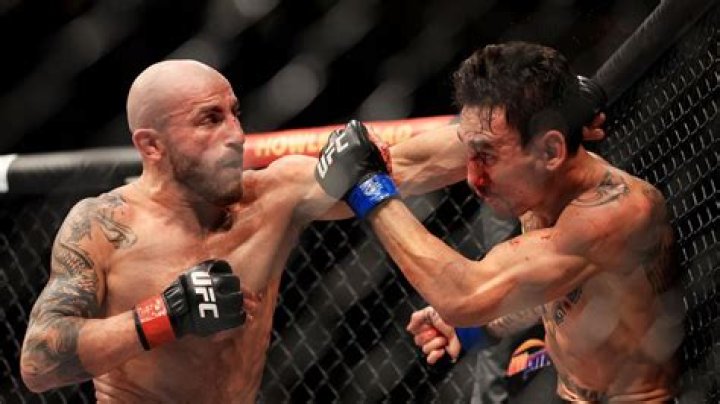 UFC 276 results Alexander Volkanovski beats Max Holloway, dad Tode