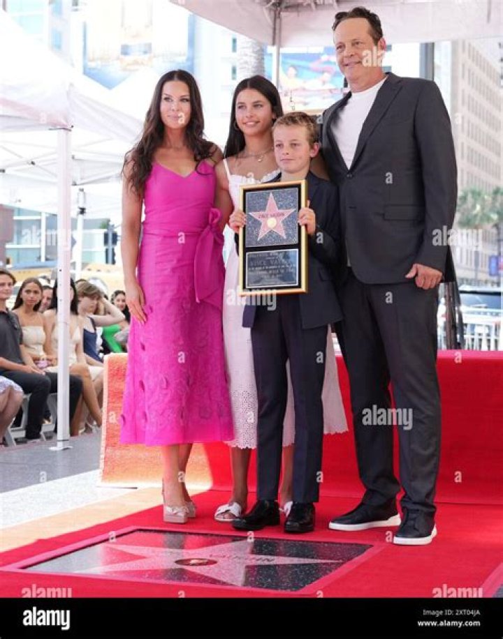 Vernon Lindsay Vaughn Photos Photos Vince Vaughn's Hand and Footprint