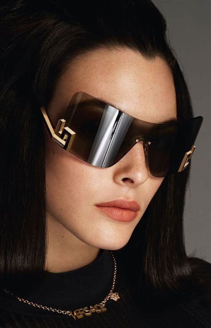 Versace oslňuj&iacute;c&iacute;, osobit&aacute; a sexy značka Levouzadni.cz
