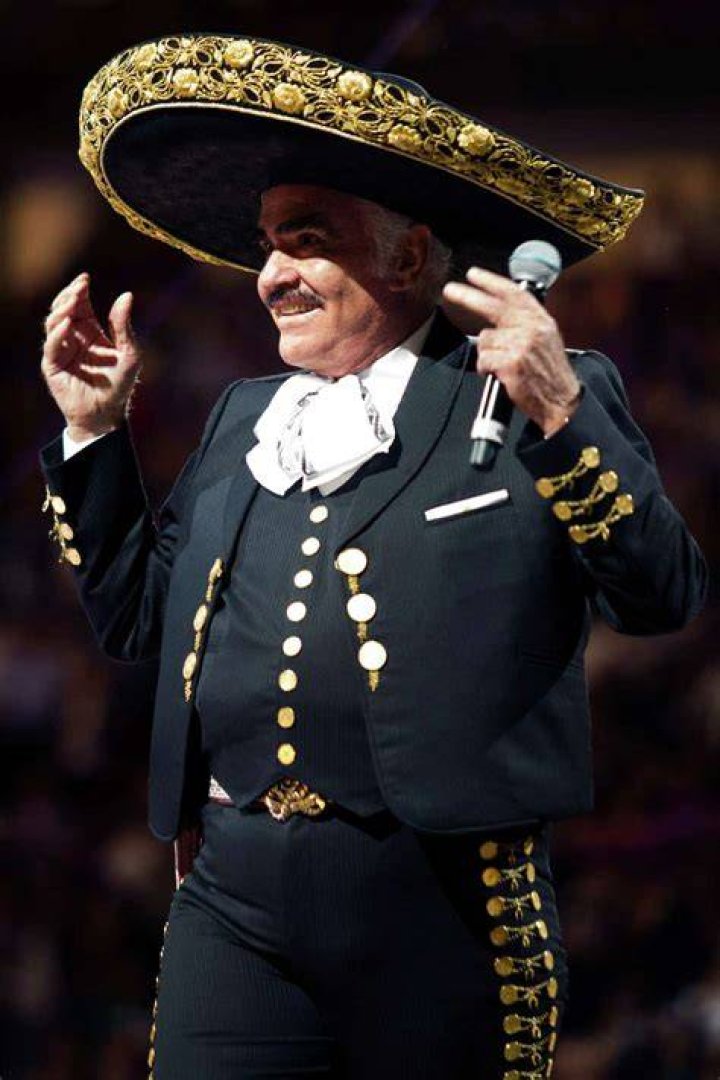 Vicente Fernandez shows his voice still has its power