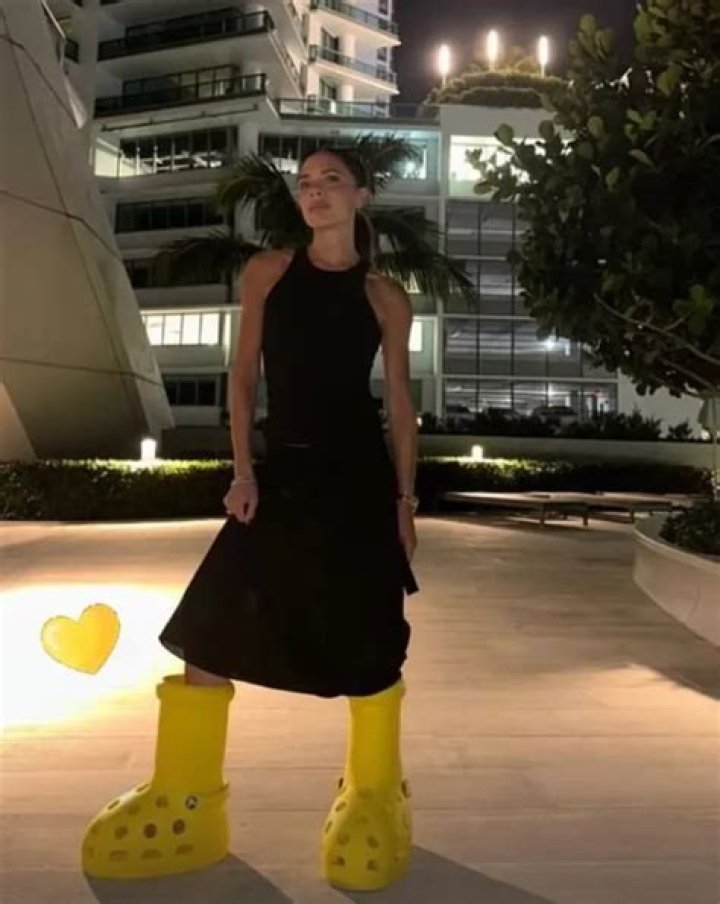 Victoria Beckham pokleknula pred bizarnim čizmama koje su podijelile