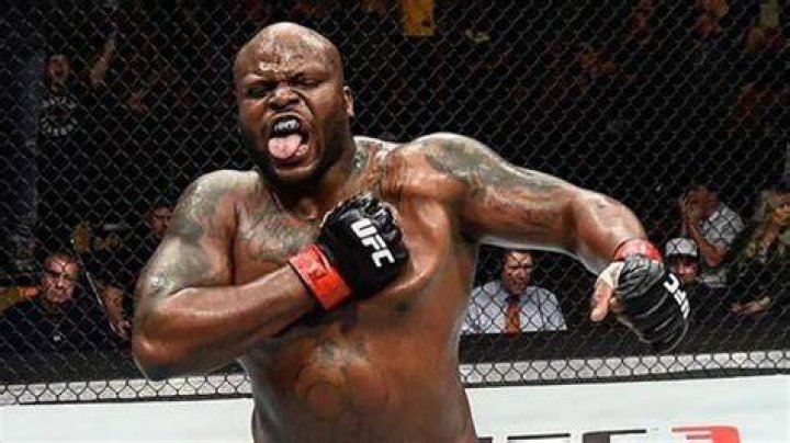 (Video) Derrick Lewis laid WASTE to a Pro Boxer MiddleEasy