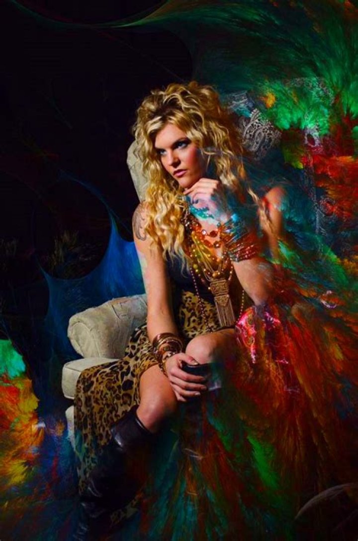 [VIDEO] Lyndsay Bell Just Released Her First Album!!! DiscoverWeyburn