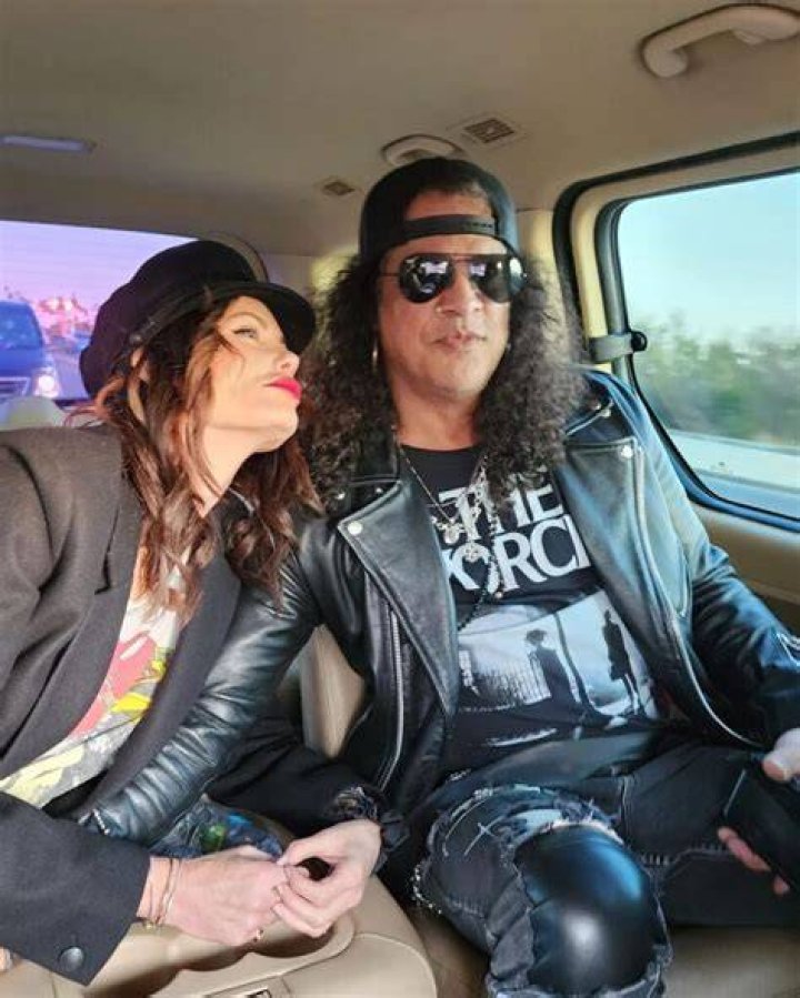 Video Slash y su pareja detenidos por Carabineros tras concierto de
