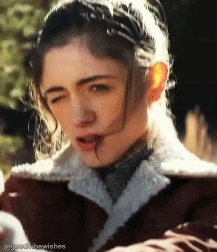 View Natalia Dyer Gif Hanaka gallery