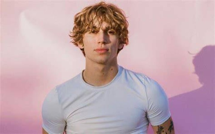 Vinnie Hacker Paris IMG Models