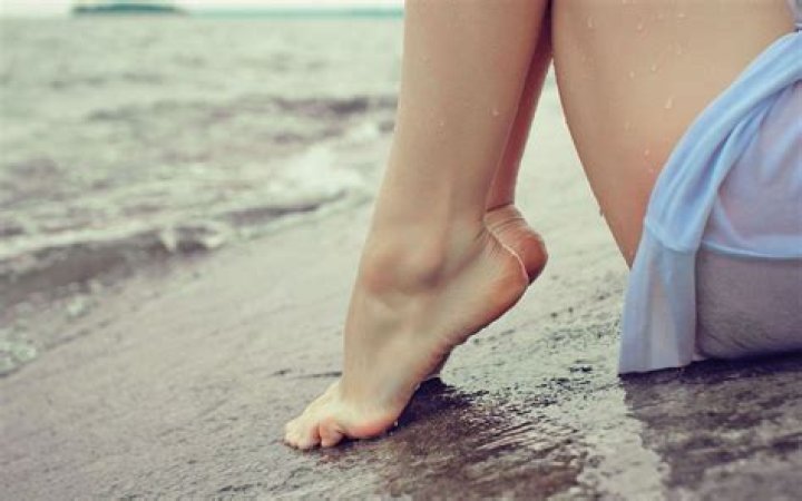 Wallpaper barefoot, legs, feet, toes, hand, foot, finger, leg, sole