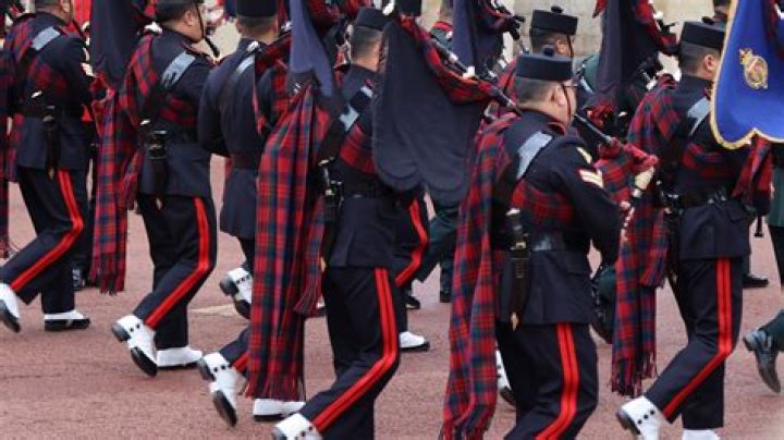 Was Queen&rsquo;s Guard making faces outside Palace? Officials probe reports