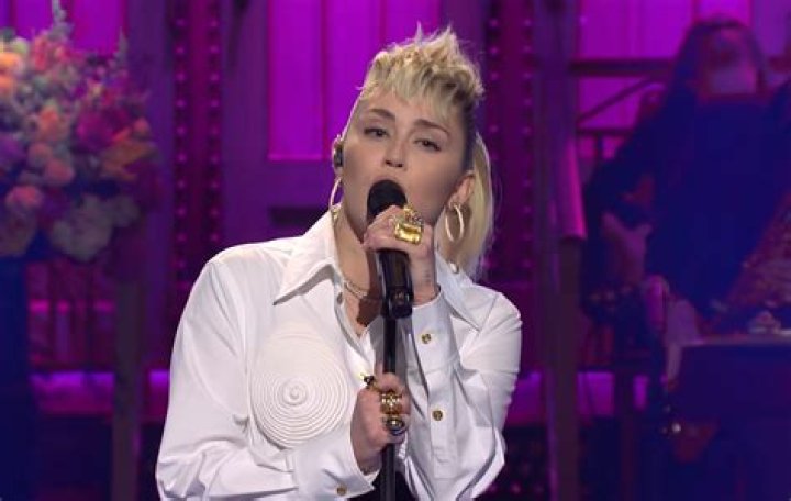 Watch Miley Cyrus cover Dolly Parton in &lsquo;SNL&rsquo; performance NME Himanasa