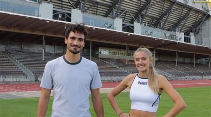 What happened when Alica Schmidt took on Mats Hummels in a 400m race?