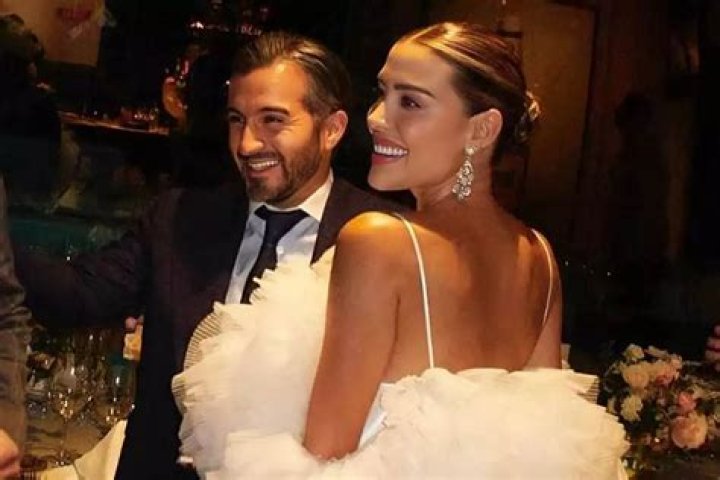 Who delivered Michelle Salas, Luis Miguel or Stephanie Salas at the