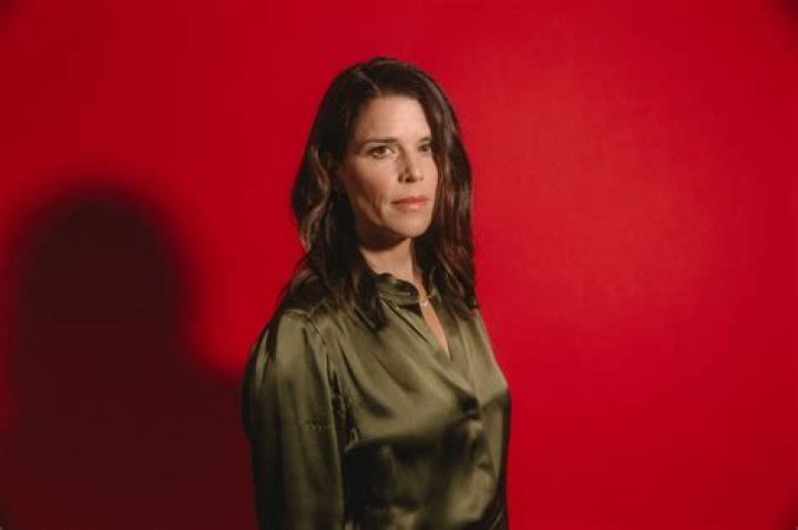 Who is actress Neve Campbell and what is her net worth?