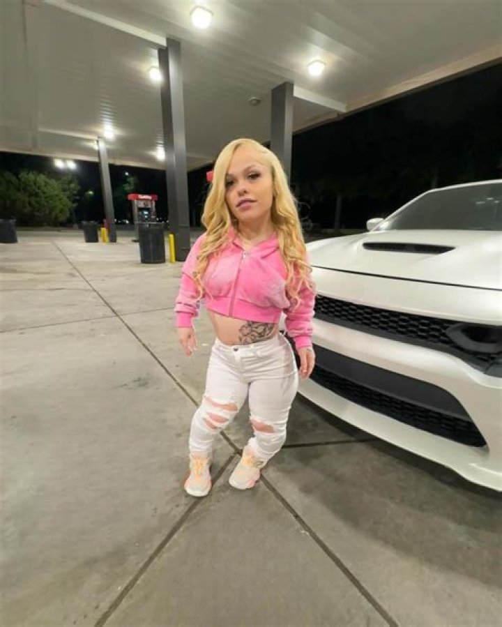 Who Is Kelsey Lawrence? Her Age, Net Worth, Boyfriend, Fan Bus