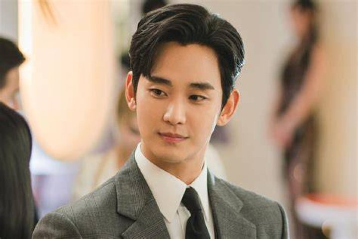 Who Is Korean Actor Kim SooHyun Dating?