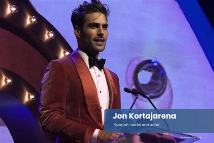 Who is Vocalist Jon Kortajarena? His Wife, Age, Partner & More