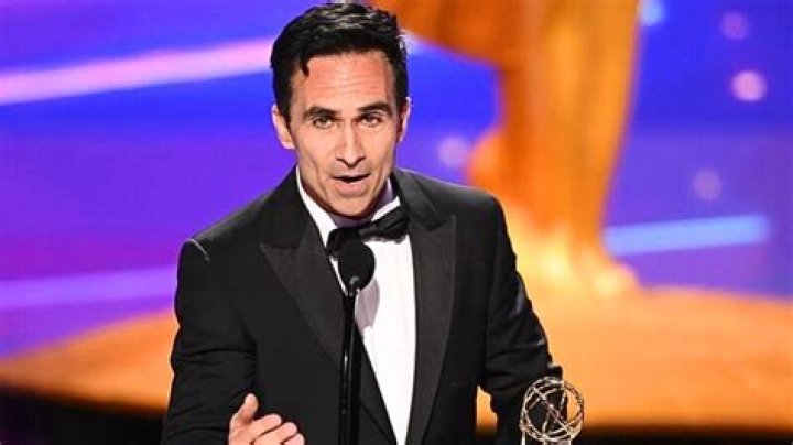 Why does Nestor Carbonell wear eyeliner? Does Johnny Depp wear eyeliner