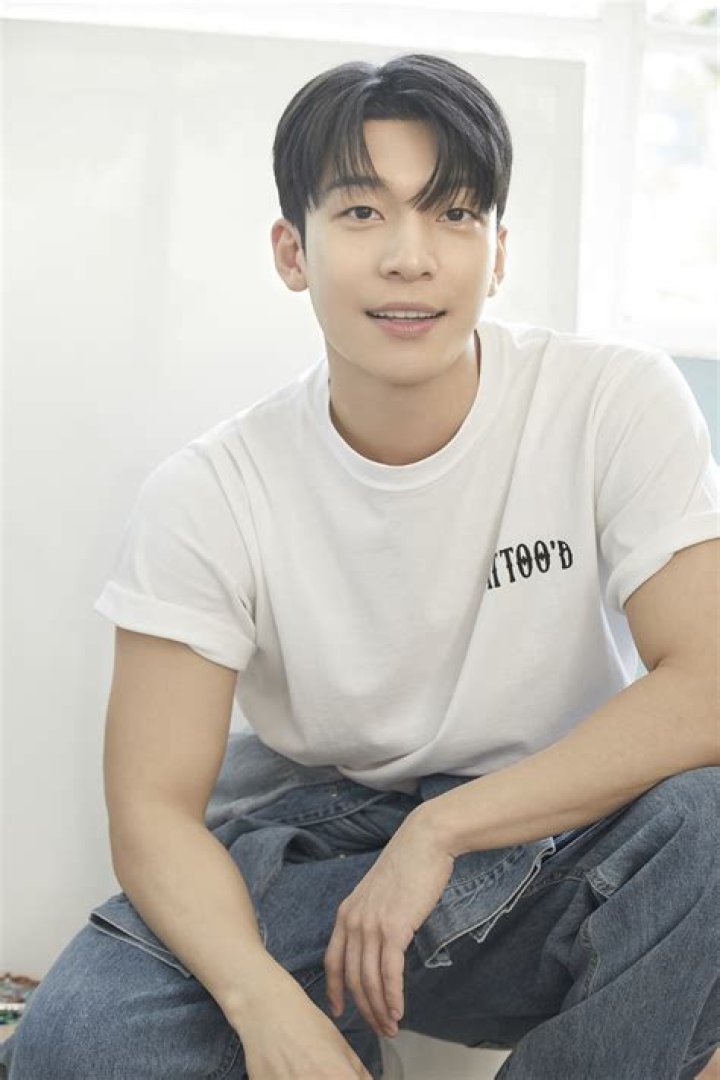Wi Hajoon Wiki, Height, Age, Girlfriend, Wife, Family, Biography