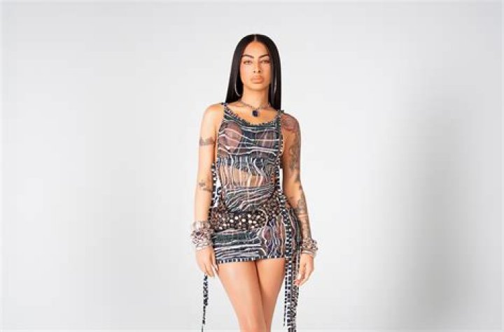 Yailin La más Viral uses micro dental floss while Anuel AA celebrates