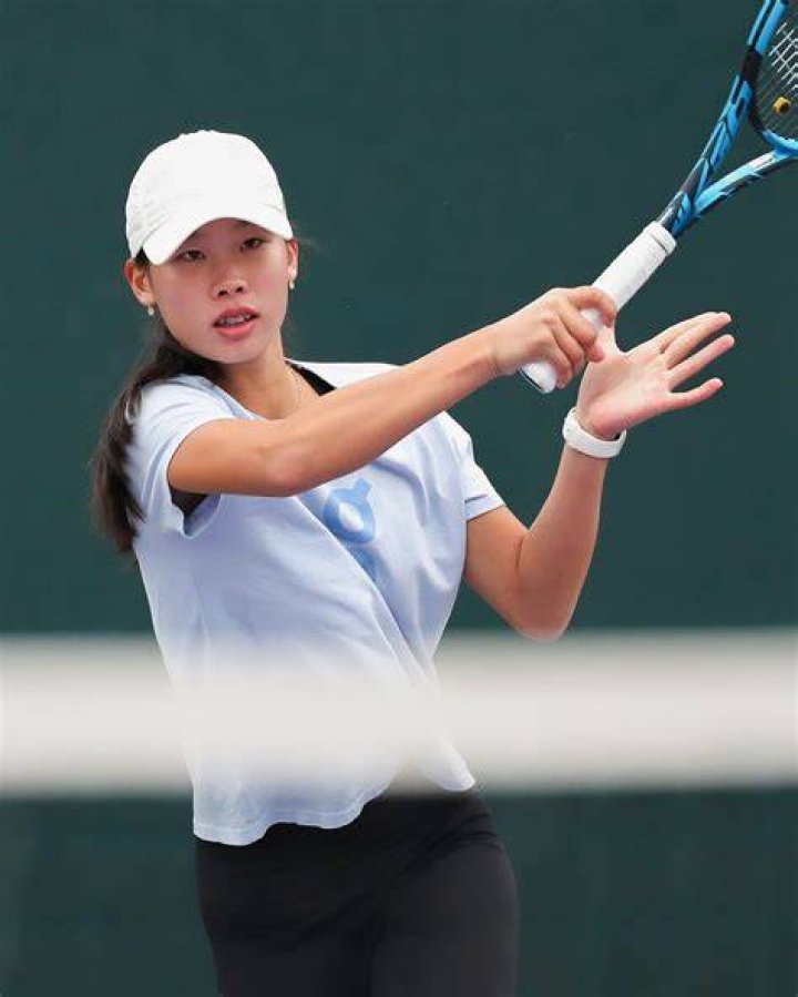 Yeri Mua assures that tennis shoes are worn with etiquette; the tunden