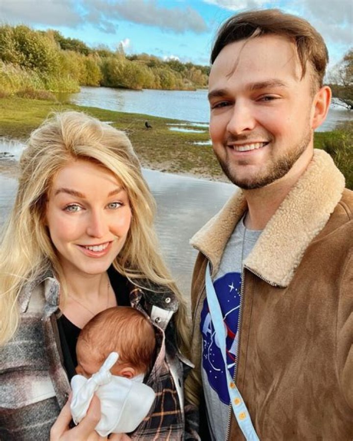 YouTuber Clare Siobhan Wiki Husband, Net Worth, Height, Age