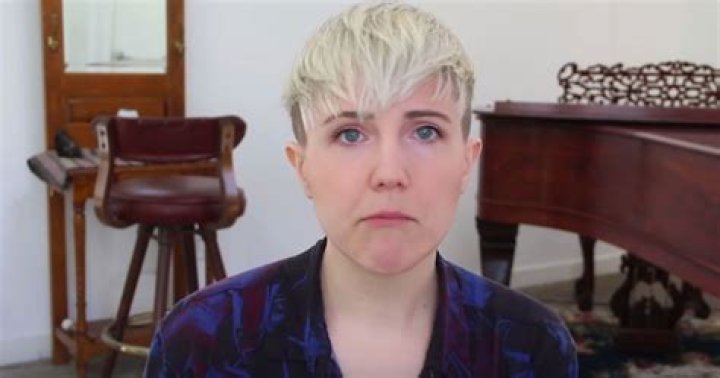 YouTuber Hannah Hunt tearfully announces why her father won&rsquo;t attend