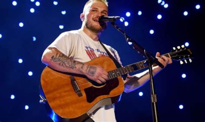 Zach Bryan est une star montante de la country prolifique avec un vrai