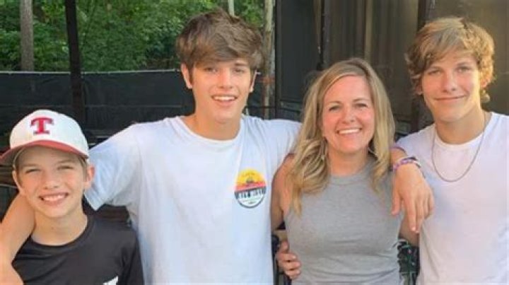 Zaven Collins age, height, ethnicity, family, college, 40 time, draft, trade, net worth, Instagram 2 zaven along with his mother