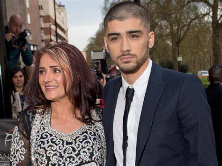 zayn and his parents Zayn malik parents, Zayn mailk, Zayn malik video
