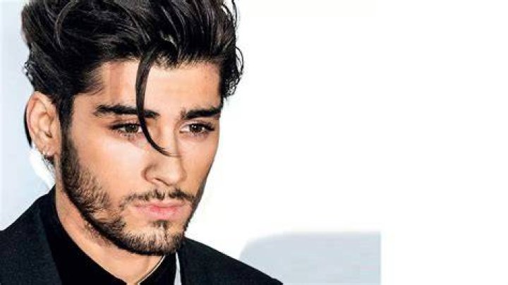 Zayn Malik 'forks out &pound;70k to fly mum Trisha and his 3 sisters to join