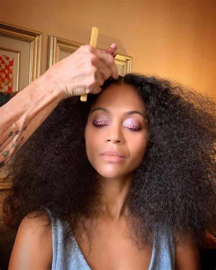 Zoe Saldana is going Natural? / Zoe Saldana "Al Natural" DailyCurlz